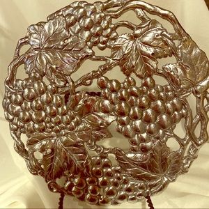 ARTHUR COURT TRIVET GRAPE NIB